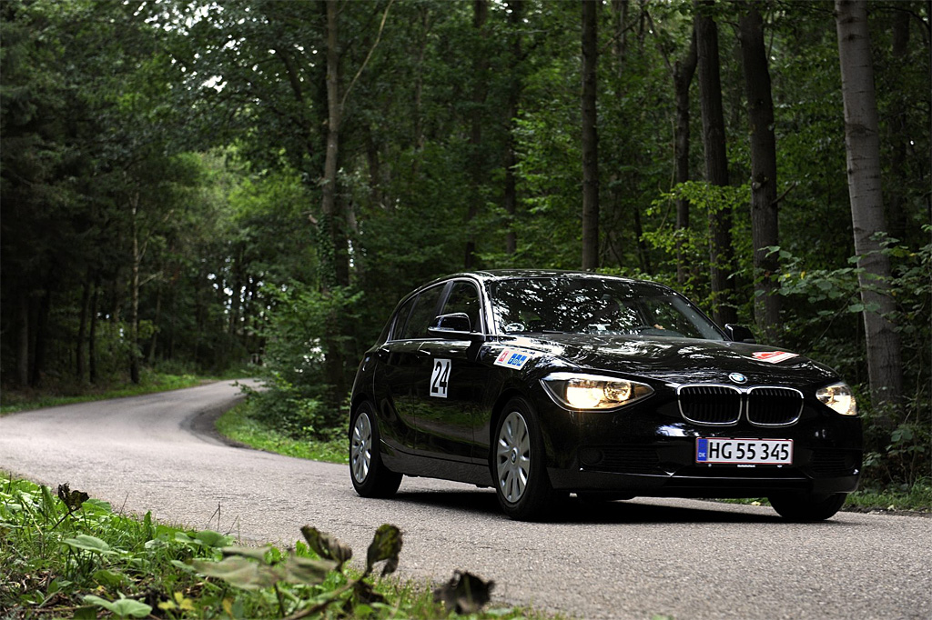 Rallykørere kan ikke kun køre stærkt. Den tidligere danmarksmester Steen Andersen klemte knapt 34 km/l ud af sin BMW 116d EDE i Oresund Rally.
(Foto: Michael Eisenberg)